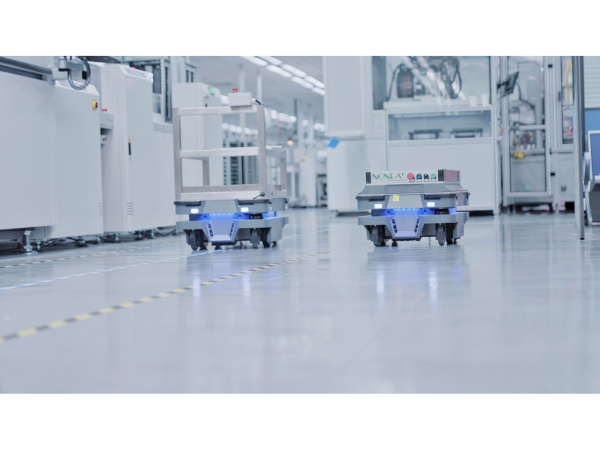 MiR 的自主移動機器人 (AMR)適用於無線通訊及半導體的生產線、無塵室、及醫院等多元場域。